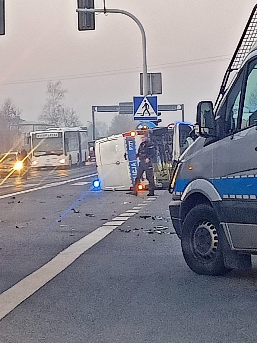 Radiowóz przewrócił się po zderzeniu w Poczesnej. Są ranni