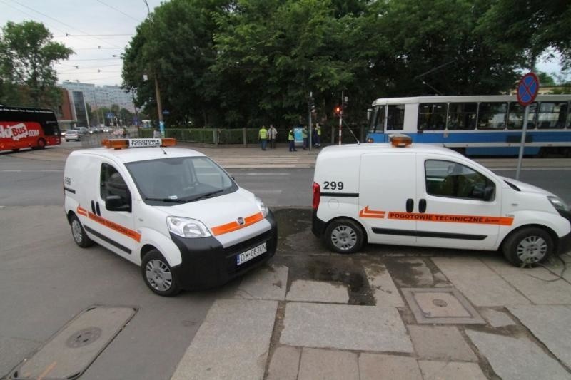 Wrocław: Jeden tramwaj wykoleił się dwa razy i sparaliżował przejazd (ZDJĘCIA)
