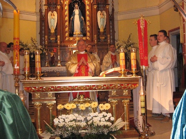 Uroczystą mszę święta celebrował biskup radomski Henryk Tomasik.