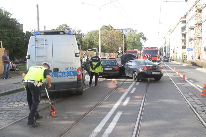 Wypadek na Pomorskiej zablokował tramwaje (ZDJĘCIA)