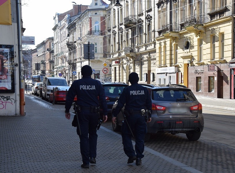 Kraków. Nie wszyscy noszą maseczki, policja interweniowała 215 razy. Kontrolowano też restauracje