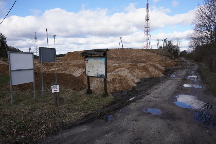 Wjazd na gminną drogę, która na tym odcinku stanowi zarazem...