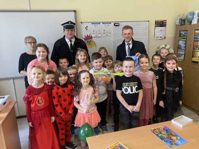 Burmistrz Wacław Szarek wraz z prezesem OSP w Sędziszowie Andrzejem Jupowiczem odwiedzili przedszkolaki w ramach akcji "Bezpieczne Ferie". Zobacz na kolejnych slajdach jak przywitały ich dzieciaki