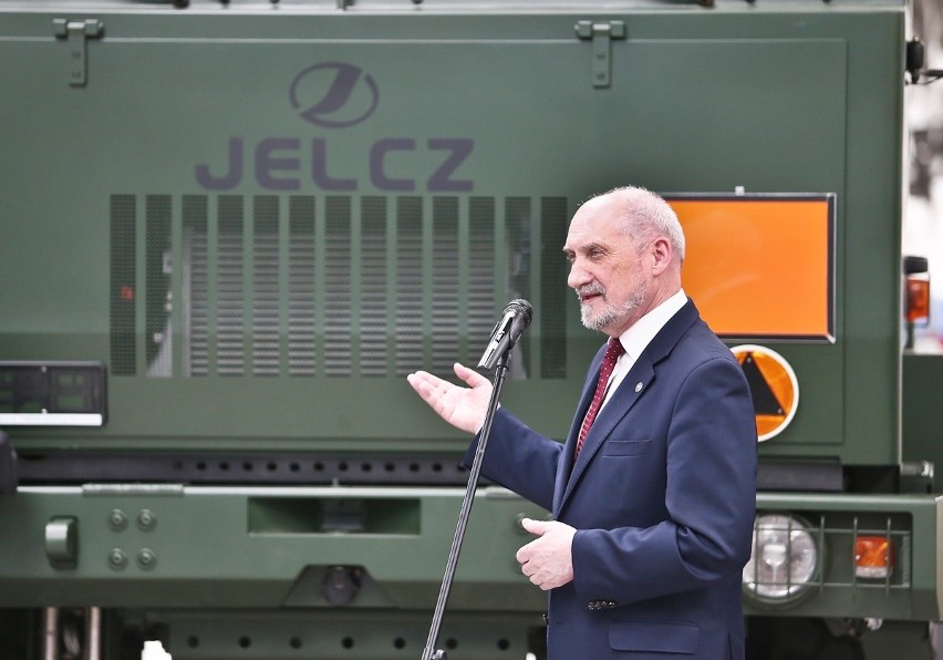Antoni Macierewicz w fabryce Jelcza.