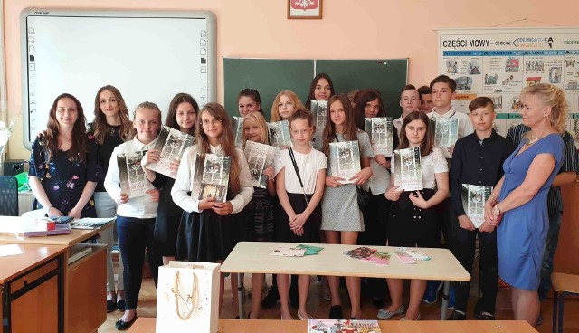 Obdarowani publikacją uczniowie Szkoły Podstawowej nr 6 imienia Obrońców Westerplatte w Starachowicach