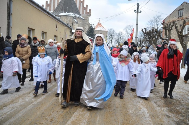 Szydłowiecki Orszak Trzech Króli wyrusza właśnie z ulicy Kieleckiej w stronę Kościuszki.