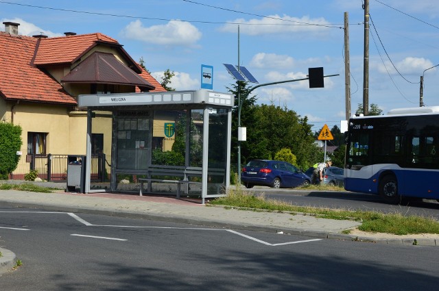 Pętla autobusowa na osiedlu Wincentego Pola (przy ulicy Piłsudskiego) w Wieliczce. Mieszkańcy kolejny raz apelują o montaż tam dodatkowego oświetlenia i ławek oraz monitoringu z prawdziwego zdarzenia