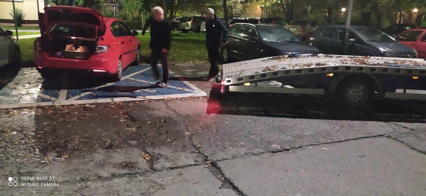 Kraków. Obcokrajowiec próbujący wyjechać z parkingu w Nowej Hucie uszkodził pięć aut. Twierdzi, że pomylił hamulec z gazem