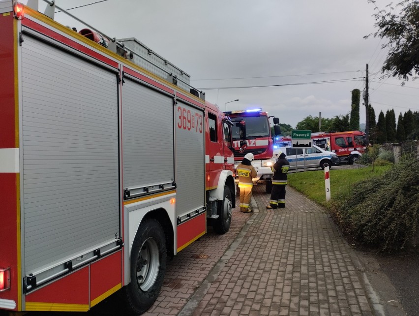 Pożar w Ostrowie koło Przemyśla. W przydomowym garażu spalił się samochód [ZDJĘCIA]