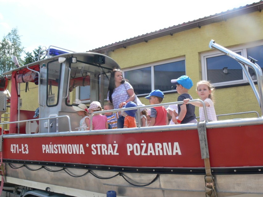 Dzień otwarty w sandomierskiej komendzie Państwowej Straży Pożarnej. Tłumy odwiedzających. Były pokazy i symulacje akcji