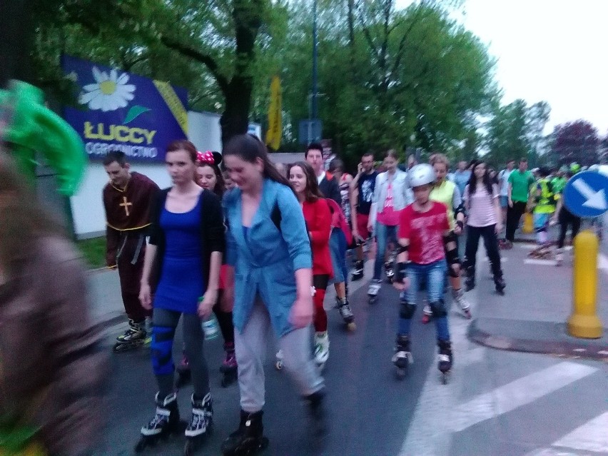 Kraków: Przebierańcy na rolkach przejechali ulicami miasta [WIDEO]