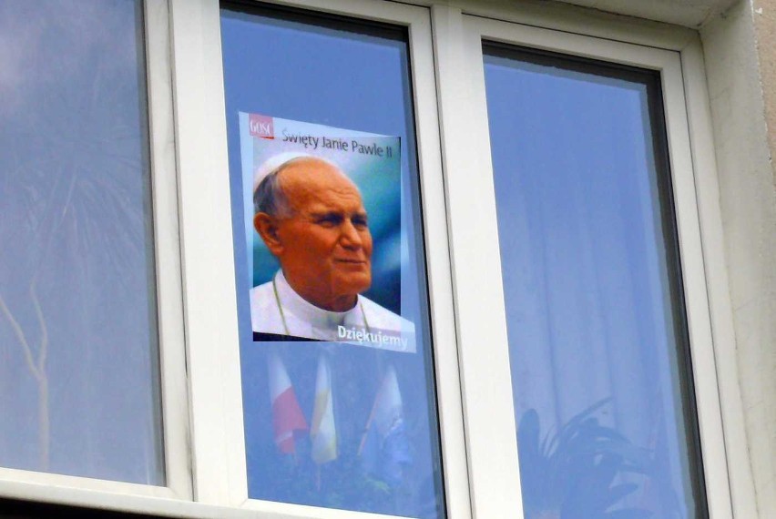 Papieski portret w jednym z okien w Stalowej Woli.