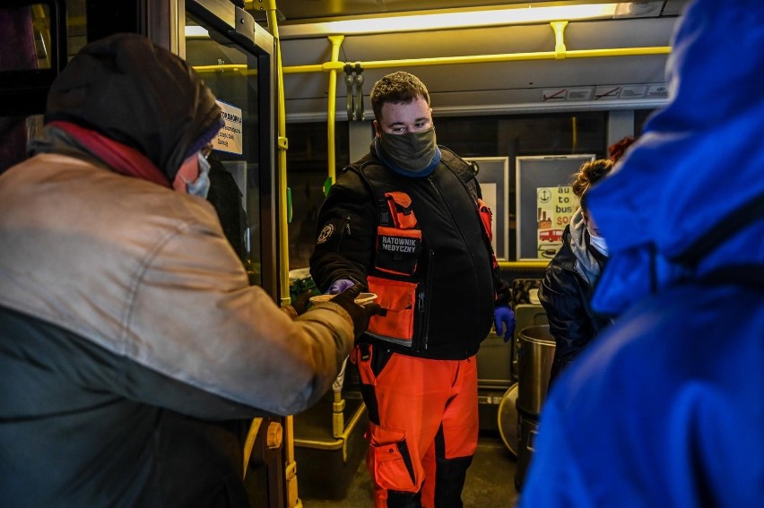 Autobus SOS pojawił się na sopockich oraz gdańskich drogach. Dla potrzebujących m.in. gorąca zupa oraz zimowa odzież