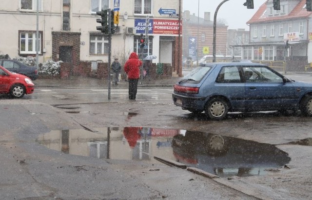 Zniszczony plac na rogu ulic Paderewskiego i Lutosławskiego.