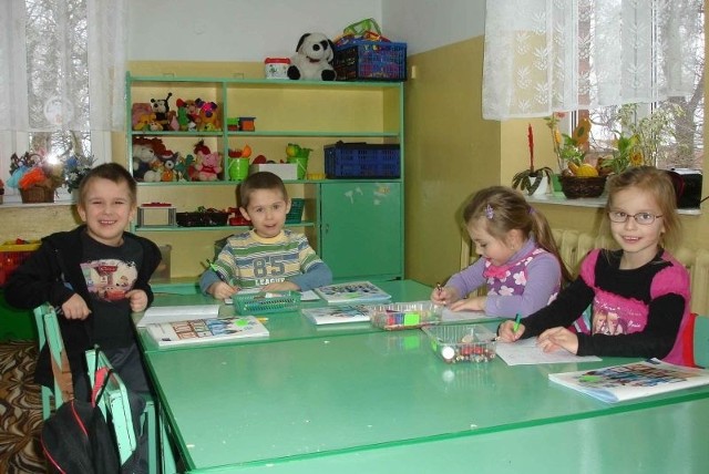 Jeszcze kilka miesięcy temu szkoła w Skomacku Wielkim była pełna uczniów. Teraz pozostało w niej tylko ośmioro dzieci. Mimo to zajęcia odbywają się w niej codziennie.