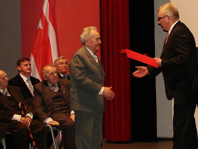 Przewodniczący rady powiatu Lesław Hołownia (z prawej) wręczył tytuł honorowego obywatela m.in. Franciszkowi Leśnemu z Pszczewa.