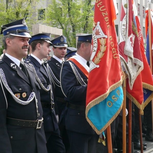 Ustawieni w szeregu strażacy tworzyli malowniczy widok.