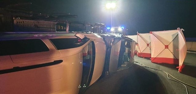 Kierowca jednej z pleszewskich firm transportowych miał wypadek na niemieckiej autostradzie. Załadowana samochodami laweta, którą prowadził, przewróciła się na bok. Straty oszacowano na milion złotych. Zobacz więcej ----> 