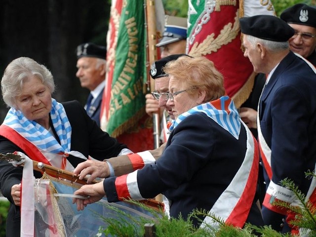 Na cmentarzu komunalnym w Koszalinie przed Pomnikiem Martyrologii Narodu Polskiego zebrały się wczoraj delegacje kombatanckie, samorządowcy, przedstawiciele instytucji i reprezentacje szkół.