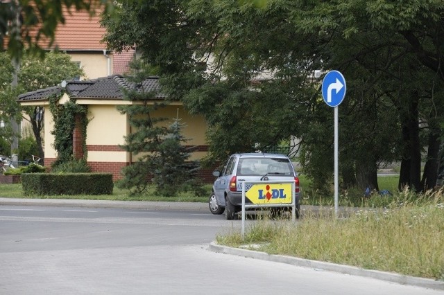 Kierowcy widzą, że nakaz skrętu w prawo to absurd i obierają przeciwny kierunek. To jednak grozi mandatem.