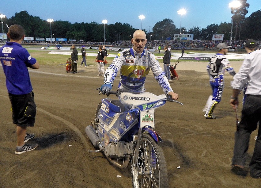 Tomasz Gollob (MRGARDEN GKM) tuż po 15. wyścigu,...