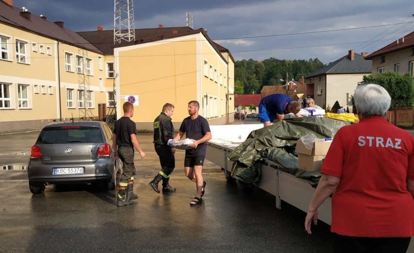 Gospodynie z Tenczynka i miejscowi strażacy pojechali z pomocą do powodzian z Łapanowa