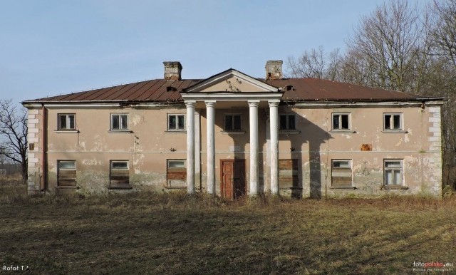 Gmina Orońsko chce przejąć pałac z parkiem w Łaziskach.