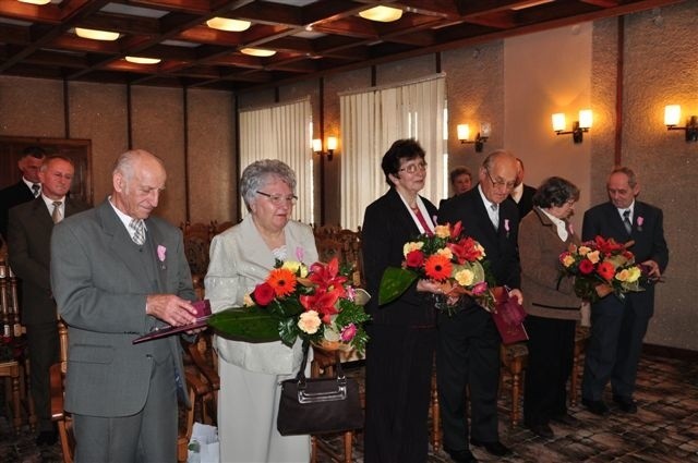 Trzem parom małżeńskim z Przemyśla prezydent Polski przyznał medale za długoletnie pożycie małżeńskie.