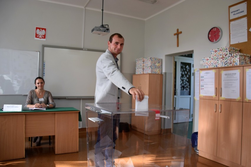 Wybory parlamentarne w lokalu wyborczym w Wachowie.