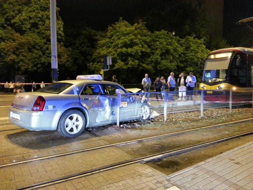 Wypadek na Zgierskiej. Taksówka zderzyła się z autem firmy ochroniarskiej [ZDJĘCIA+FILM]