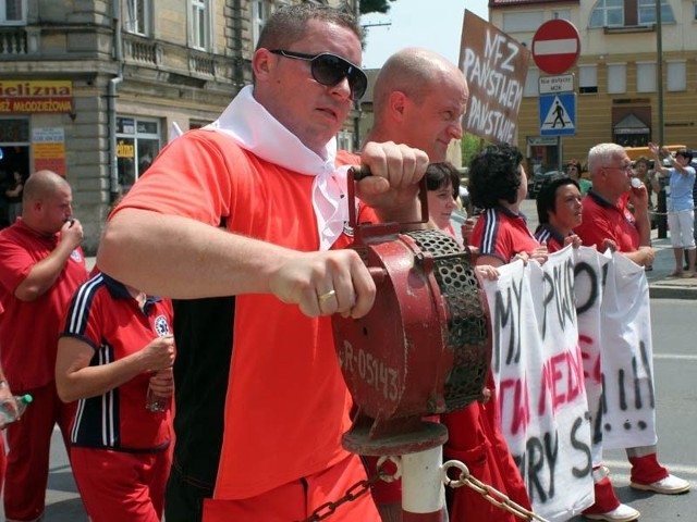 Dzisiejsze wyjście na ulicę jest kolejnym etapem protestu ratowników. 11 lipca razem z kolegami z innych miast Podkarpacia w około 200 osobowym pochodzie przeszli przez ulice Jarosławia. 22 lipca zorganizowali pikietę pod siedzibą rzeszowskiego oddziału funduszu. Zapowiadają, że jeżeli będzie trzeba, pojadą do Warszawy.