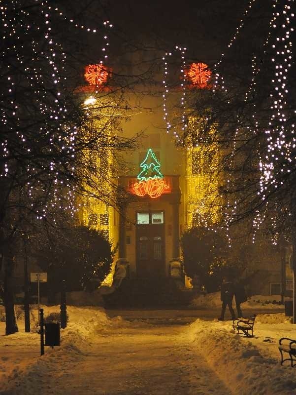 Okazale prezentuje się świąteczny wystrój budynku tarnobrzeskiego magistratu, przy ulicy Kościuszki.