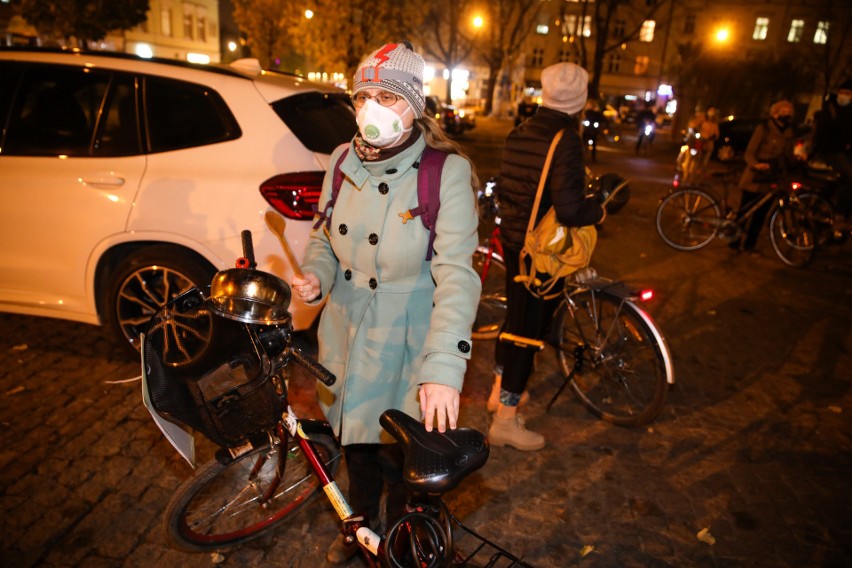 Rowerzyści wspierają krakowski Strajk Kobiet. Rowerowy protest na ulicach Krakowa [ZDJĘCIA]