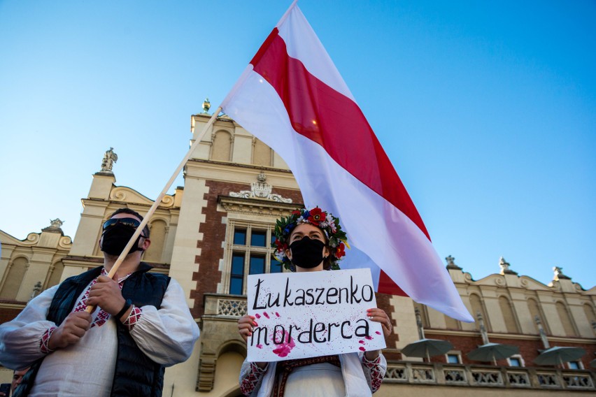 Kraków. Mieszkańcy solidaryzują się z Białorusią. Manifestacja na Rynku Głównym [ZDJĘCIA]