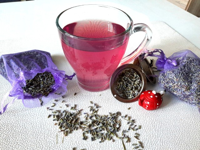 W zależności od ilości użytych do przygotowania naparu kwiatów lawendy kolor herbaty przybiera różne barwy. Można go również zmienić dodając do napoju kilka kropli soku z cytryny.
