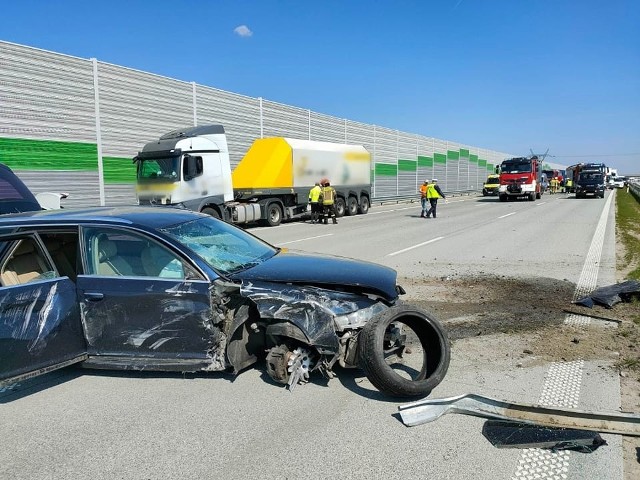 Dwa samochody osobowe i ciężarówka zderzyły się na autostradzie A1 koło Piotrkowa Trybunalskiego. Dwie osoby trafiły do szpitala.