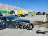 Wypadek na A1 koło Piotrkowa. Zderzyły się dwa samochody osobowe i ciężarówka