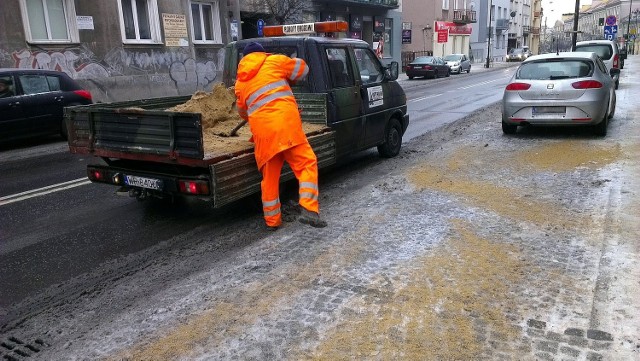 Radomskie służby drogowe są gotowe do akcji zima. Na zdjęciu: posypywanie piaskiem miejsc postojowych w Strefie Płatnego Parkowania Niestrzeżonego w styczniu tego roku.