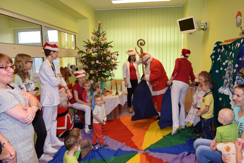 Ostrołęka. Święty Mikołaj odwiedził dzieci w szpitalu