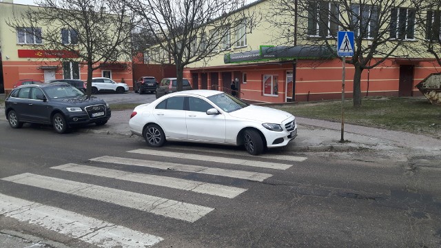 Nasza Czytelniczka Regina zrobiła do zdjęcie w miniony piątek przy ul. Okólnej w Gorzowie.  Nie, że gdzieś tam z brzegu, że lekko na pasy najechał, nieśmiało o nie zahaczył. Zajechał centralnie na krawężnk i po prostu odciął pasy swoich samochodem. Widać to dokładnie na zdjęciu, które przysłała nam Czytelniczka Regina z Gorzowa. Z informacji od niej wynika, że właściciel wypasionego mercedesa pozaparkowaniu go na zebrze poszedł sobie jakby nigdy nic do banku. Sytuacja miala miejsce w miniony piątek między godz. 11 a 12 przy ul. Okólnej. Widziałeś/widziałaś innych autodrani? Przyślij zdjęcie na adres:  gorzow@gazetalubuska.pl. POLECAMY:WYSKOCZYŁ Z AUTA W TRAKCIE POŚCIGU