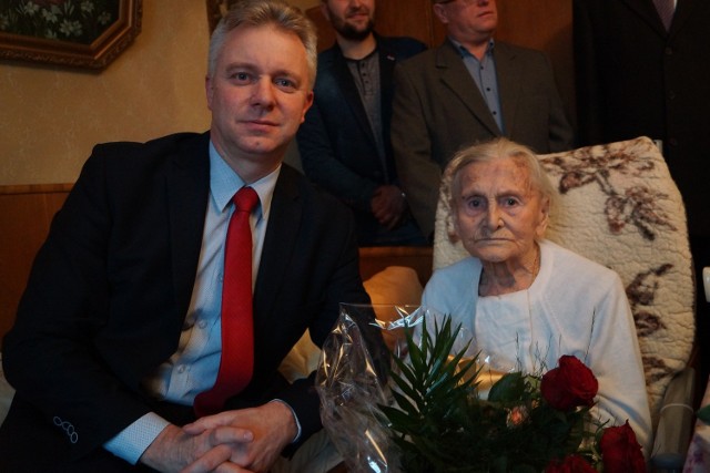 Życzenia i piękny bukiet  dla jubilatki z okazji 105 urodzin także od  Leszka Klesińskiego, burmistrza Mroczy