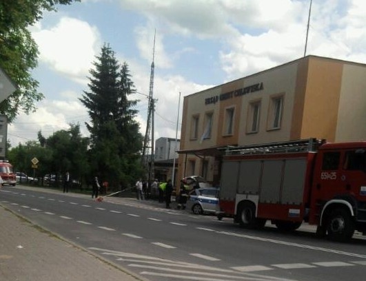 W Urzędzie Gminy w Chlewiskach działali w czwartek  strażacy i policjanci.