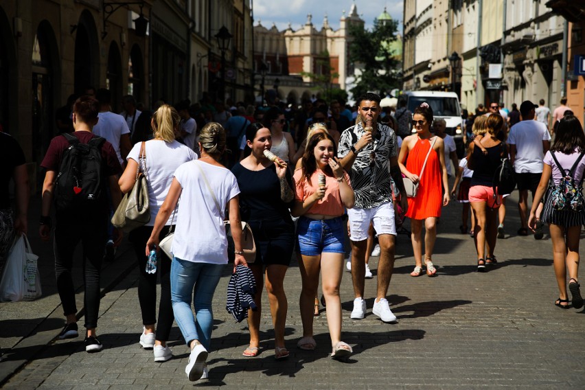 Kraków nie do poznania. Kiedyś miasto tętniące życiem, dziś opustoszałe [PORÓWNANIE] 