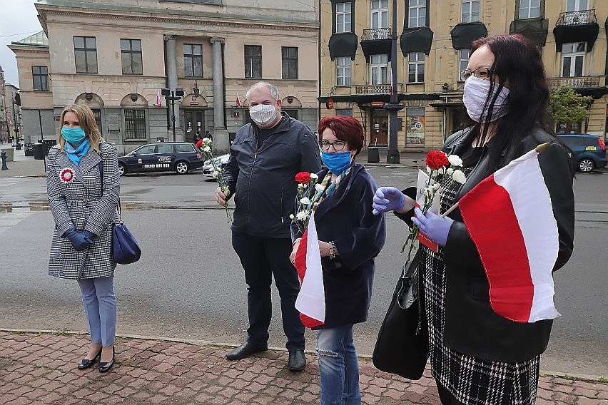 Rocznica uchwalenia Konstytucji 3 maja. "Kwiatek dla Tadeusza": z flagami na pl. Wolności w Łodzi