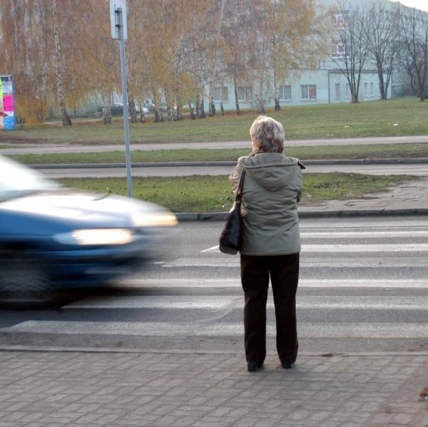 Przejście u zbiegu ulic Chrobrego i Mierzejewskiego znajduje się na prostym odcinki dwupasmówki. Kierowcy rozwijają tam dużą prędkość, nie zważając na przechodzących pieszych.