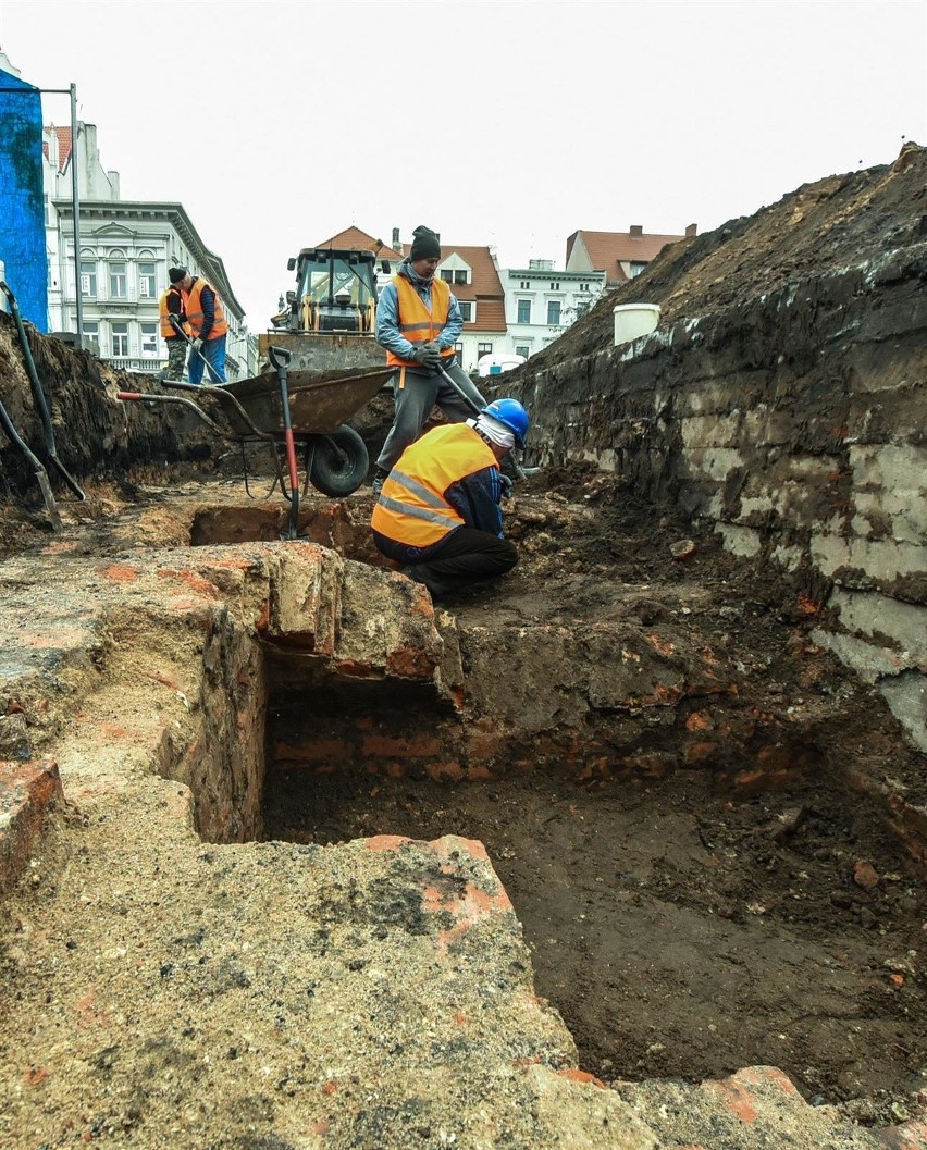 STARY RYNEK WYKOPALISKA
Archelogiczne badania wykopaliskowe,