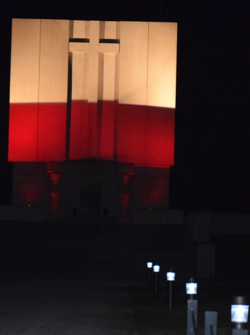 Ostrołęka. Forty Bema w narodowych barwach. Także dzwonnica fary świeciła na biało-czerwono z okazji Święta Flagi – 2 maja 2019