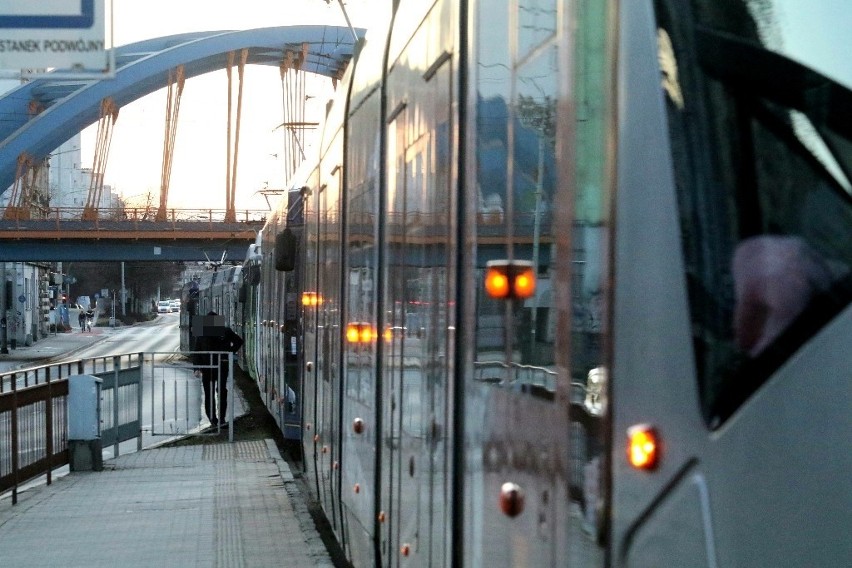 Samochód osobowy na torowisku na Grabiszyńskiej. Tramwaje zmieniły trasy