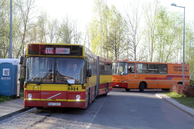 Kupić można m.in. widoczny na pierwszym planie autobus Volvo o numerze 8024