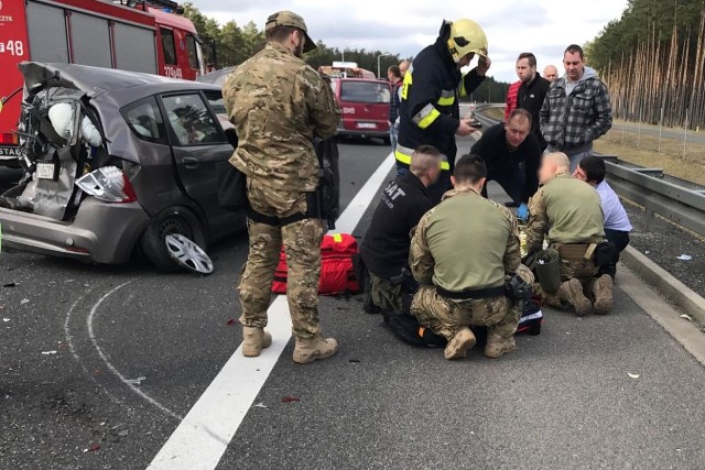 Na drodze S 3, gdzie doszło do wypadku drogowego, lubuscy antyterroryści udzielili pierwszej pomocy 79-letniej kobiecie. Poszkodowana otrzymała niezbędną pomoc i trafiła do szpitala.Jeszcze kilkadziesiąt godzin wcześniej gorzowscy antyterroryści pomogli ratownikom medycznym, którym grożono bronią. Dwa dni później udzielili pierwszej pomocy kobiecie, poszkodowanej w wypadku drogowym.W środę (1 marca) na odcinku drogi S3 Skwierzyna - Gorzów Wielkopolski doszło do wypadku drogowego, w którym zderzyły się dwa pojazdy – Citroen oraz Honda.  W wyniku zdarzenia poszkodowana została pasażerka osobowej Hondy, która potrzebowała niezbędnej pomocy medycznej. Zobacz też wideo: Groził bronią ratownikom medycznym – zatrzymany przez gorzowskich antyterrorystówTą samą drogą jechali policjanci z Sekcji Antyterrorystycznej KWP w Gorzowie Wielkopolskim. Antyterroryści zabezpieczyli miejsce wypadku i przystąpili do ratowania 79-letniej kobiety. Ta w wyniku poniesionych obrażeń miała problemy z oddychaniem, a kontakt z nią był bardzo utrudniony. Policjanci udzielili kobiecie pierwszej pomocy, zapewniając jej tlen oraz chroniąc przed wychłodzeniem organizmu. Mundurowi powiadomili także pogotowie ratunkowe, do którego przybycia kontrolowali czynności życiowe poszkodowanej. Na miejscu wypadku zjawiło się Lotnicze Pogotowie Ratunkowe, które przetransportowało 79-latkę do szpitala w Gorzowie Wielkopolskim.